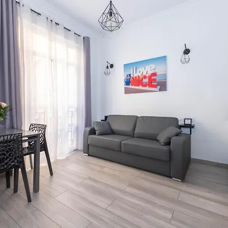Apartment Centre Flat - Modern, Quiet And Brand New