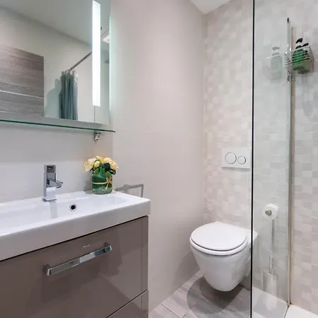 Apartment Centre Flat - Modern, Quiet And Brand New