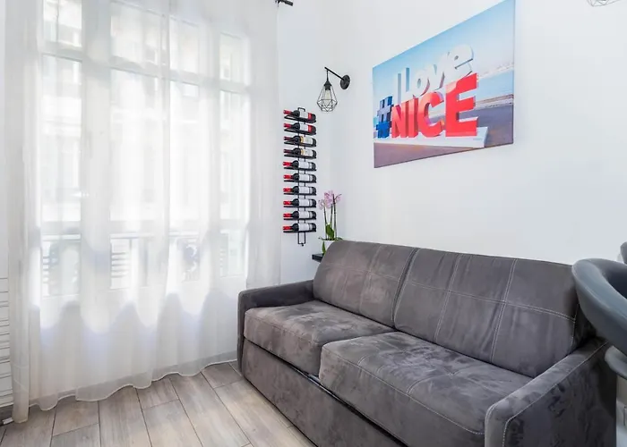 Centre Flat - Modern, Quiet And Brand New شقة